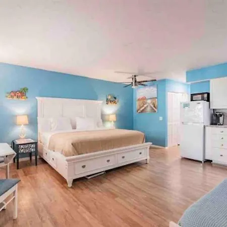 Malyn 122, Waterfront Condo, Few Blocks To Beach